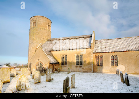 Schnee auf und rund um den Norman Kirche von Herringfleet St. Margarete. Stockfoto