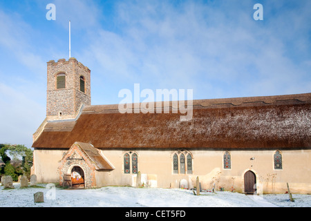 Kirche St. Ethelbert am Thurton in Norfolk nach einem Winter Schneefall. Stockfoto