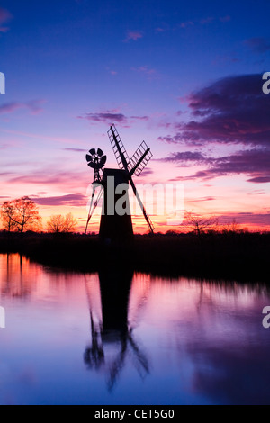 Turf Moor Entwässerung Mühle bei Sonnenuntergang am Fluss Ant in den Norfolk Broads. Stockfoto