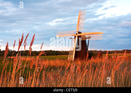 Herringfleet Mill oder Walkers Mühle, aufgeführt im 19. Jahrhundert Grade II Kittel Mühle in einwandfreiem Zustand auf die Broads in Suffolk wiederhergestellt Stockfoto