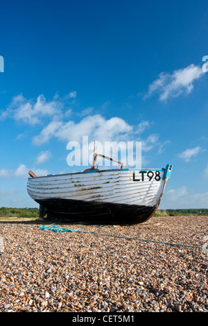 Ein verwitterter Boot auf Dunwich Strand an der Küste von Suffolk. Stockfoto