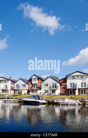 Boote auf den Fluss Chet am Loddon, South Norfolk Broads Gateway. Stockfoto