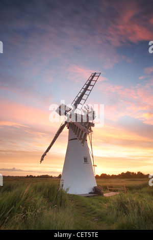 Sonnenaufgang über dem Thurne Mill stehen am Eingang zum Thurne Dyke auf den Norfolk Broads. Stockfoto