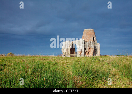 Die Windmühle und Torhaus der Abtei St. Benet auf den Norfolk Broads, gegen dunklen Gewitterhimmel. Stockfoto