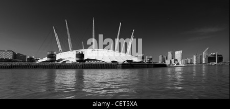 Millennium Dome in schwarz-weiß fotografiert von einem Boot auf der Themse Stockfoto