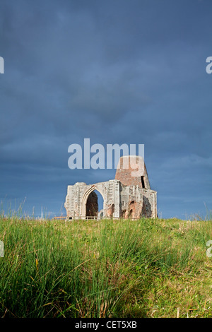 Die Windmühle und Torhaus der Abtei St. Benet auf den Norfolk Broads, gegen dunklen Gewitterhimmel. Stockfoto