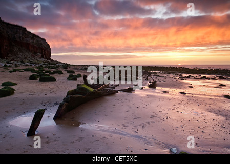 Sonnenuntergang über den Schiffbruch des Sheraton am Strand von alten Hunstanton an der North Norfolk Küste bleibt. Stockfoto