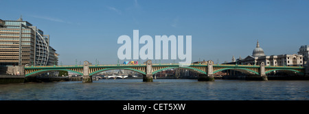 Southwark Bridge über die Themse, einer Straßenbrücke, fotografiert von einem Boot auf der Themse Stockfoto