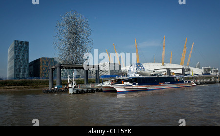 Millennium Dome und ein Thames Clipper, fotografiert von einem Boot auf der Themse Stockfoto