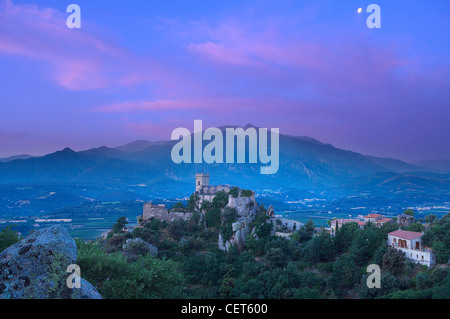 Das Dorf Eus thront auf einem Hügel mit dem Pic de Canigou jenseits, Pyrenäen, Languedoc-Roussillon, Frankreich. Stockfoto