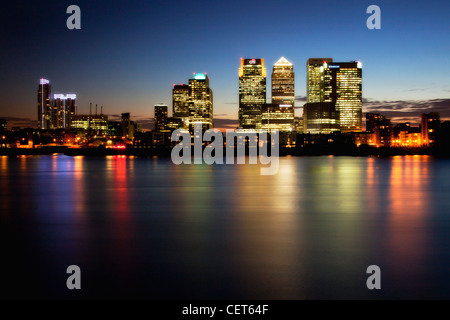 Canary Wharf in der Nacht, schönen satten Farben von Canary Wharf in der Nacht, Stockfoto