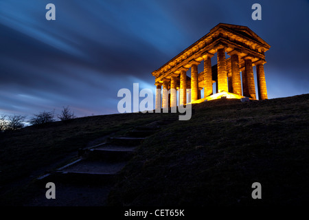 Nachtansicht von Penshaw Denkmal, Leuchten goldene Säulen in der Abenddämmerung auf Nachbildung griechischer Tempel auf Penshaw Hügel Stockfoto