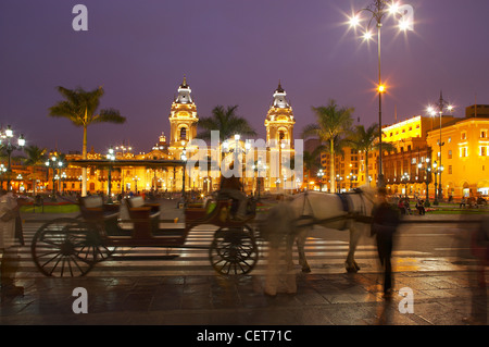 Pferd & Beförderung im Plaza Mayor in der Dämmerung mit dem Dom, Lima, Peru Stockfoto