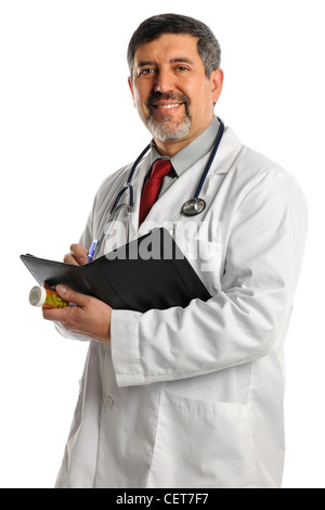 Reifen Sie Hispanic Arzt schreiben Rezept isoliert auf weißem Hintergrund Stockfoto
