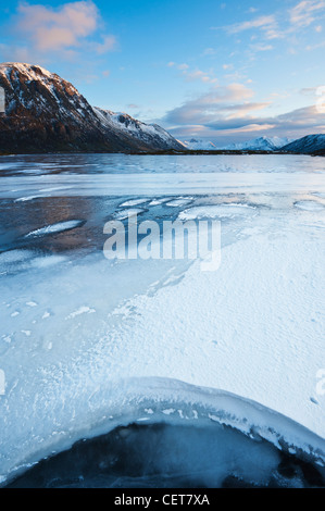 Snow Drift am zugefrorenen See Urvatnet, Lofoten Inseln, Norwegen Stockfoto