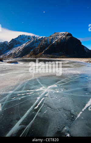 Nacht-Bild von Crack in gefrorenen See Nedre Heimdalsvatnet, Eggum, Lofoten Inseln, Norwegen Stockfoto