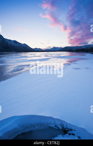 Snow Drift am zugefrorenen See Urvatnet, Lofoten Inseln, Norwegen Stockfoto