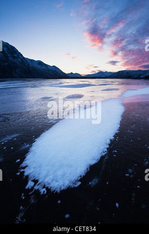 Schnee auf gefrorenen See Urvatnet, Lofoten Inseln, Norwegen Stockfoto