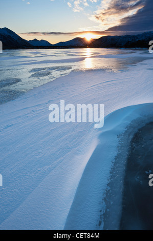 Winter-Sonnenaufgang am zugefrorenen See Urvatnet, Lofoten Inseln, Norwegen Stockfoto