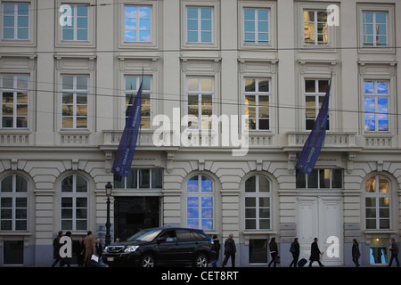 Die blaue Zuckerwatte Wolke Fenster sichtbar in der neoklassizistischen Gebäude das Magritte-Museum in Brüssel Stockfoto