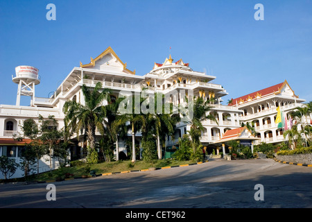 Kolonialarchitektur ist ein Markenzeichen von Champasak Palace Hotel, als Touristenattraktion in Pakse, Laos. Stockfoto