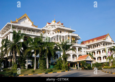 Kolonialarchitektur ist ein Markenzeichen von Champasak Palace Hotel, als Touristenattraktion in Pakse, Laos. Stockfoto