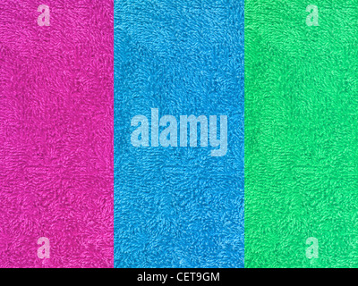 Farbige Handtücher vor einem weißen Hintergrund isoliert Stockfoto