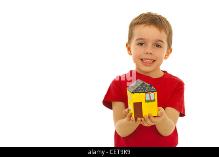 Fröhlicher Junge hält nach Hause Miniatur isoliert auf weißem Hintergrund Stockfoto
