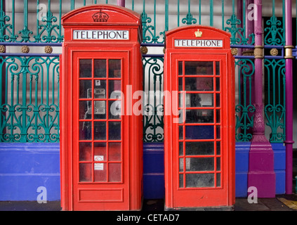 Traditionelle rote Telefonzellen auf einer Straße in London. Stockfoto