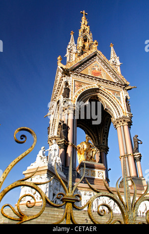 Das Albert Memorial in Kensington Gardens, gegründet 1872 in Erinnerung an Königin Victorias Ehemann starb an typhusartiges Fieber an der th Stockfoto