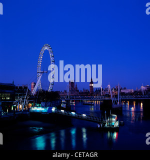 London Eye in der Nacht. Im Jahr 1999 eröffnet, ist es das größte Riesenrad der Welt. Stockfoto