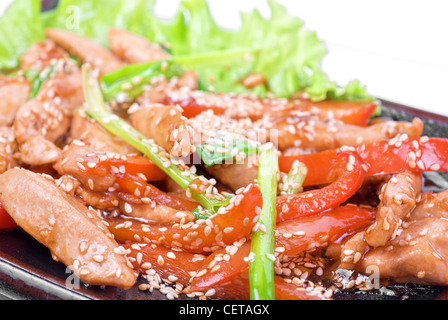 Chinesischer Salat mit würzigen Fleisch und Gemüse Stockfoto