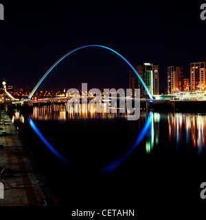 Gateshead Millennium Bridge bei Nacht. Dieses preisgekrönte Brücke im September 2001 eröffnet und es ist eine Fuß- und Brücke. Stockfoto