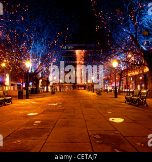 Lichter auf den Bäumen am Sloane Square. Der Platz ist benannt nach Sir Hans Sloane (1660-1753) ein Ulster-Schotten und Arzt war. Stockfoto