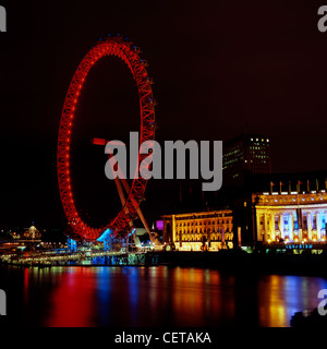 Das London Eye in der Nacht. Im Jahr 1999 eröffnet, steht es 135m (443 ft) hoch machen, ist es das größte Riesenrad der Welt. Stockfoto