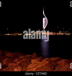 Der Spinnaker Tower in der Nacht. Im Jahr 2005 eröffnete es 170 m (557 ft) hoch, hat 3 Aussichtsplattformen, 550 Treppen und 2 Aufzüge. Stockfoto