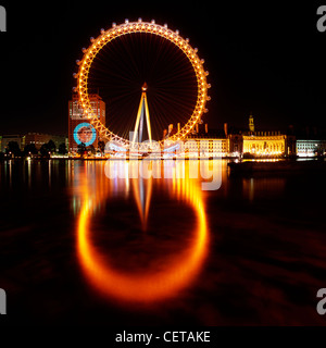 Das British Airways London Eye in der Nacht. 1999 eröffnet, liegt es bei 135m hoch, so dass es das größte Riesenrad in der w Stockfoto