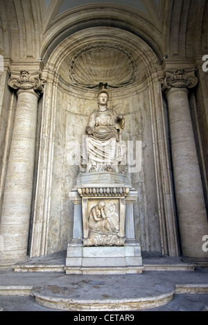 Kolossale Statue des sitzenden Rom "Roma Cesi" Hof des Palazzo dei Conservatori, Rom, Latium, Italien Stockfoto