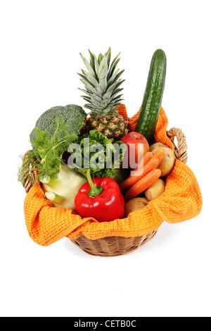 Eine bunte junges und frisches Gemüse in einem Korb grün Stockfoto