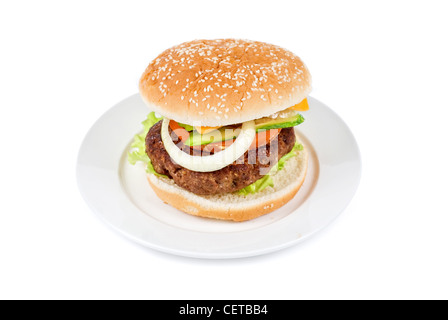 Leckere gegrillte Burger auf Weizen Brötchen isoliert auf einem weißen Stockfoto