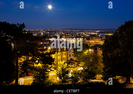 Nachtansicht von Royal York Crescent, Clifton, Bristol, Straßenlaternen und Mond Stockfoto