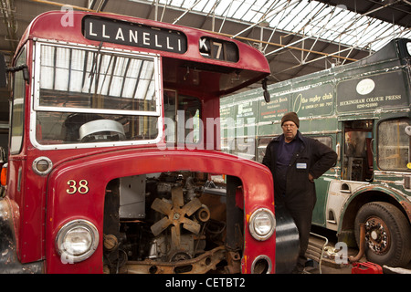 Großbritannien, Wales, Swansea, Docks, Bus Museum, freiwillige Wiederherstellung Motor des alten einzigen Decker Bus Llanelli Stockfoto