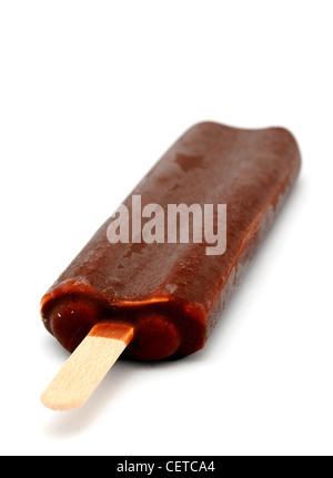 Eis am Stiel mit Milchschokolade auf weißem Hintergrund platziert. Stockfoto