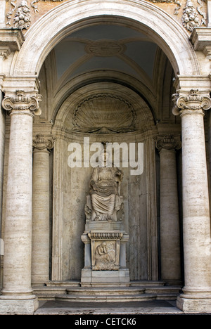 Kolossale Statue des sitzenden Rom "Roma Cesi" Hof des Palazzo dei Conservatori, Rom, Latium, Italien Stockfoto