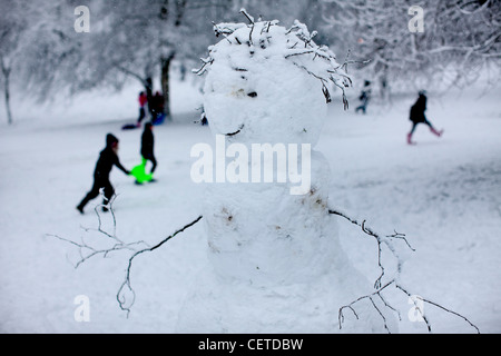 Waterlow Park wird ein Winter Spielplatz im Schnee Highgate, London bedeckt Stockfoto