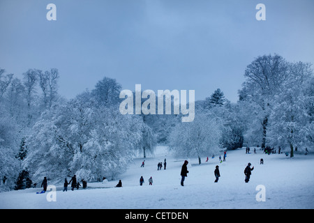 Waterlow Park wird ein Winter Spielplatz im Schnee Highgate, London bedeckt Stockfoto