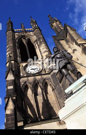 Statue von George und der Drache vor St. Thomaskirche Newcastle Upon Tyne England UK Stockfoto