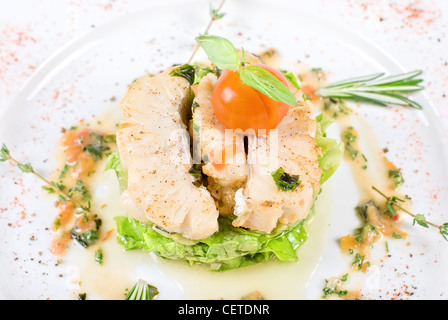 Salat von gebratenen Filet Zander mit Zucchini und Auberginen und Kirschtomaten Stockfoto