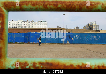 Rostige Bars gegen Kulisse des Regency Architektur und graffiti Stockfoto