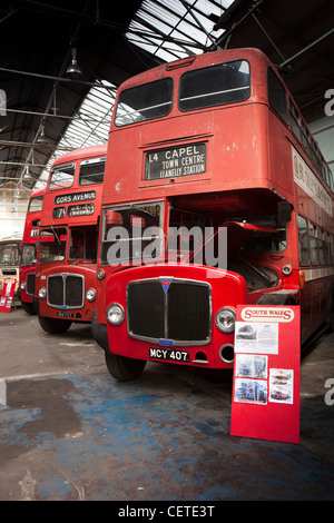 Großbritannien, Wales, Swansea, Docks, Bus Museum, AEG Regent Doppeldecker-Busse auf dem display Stockfoto